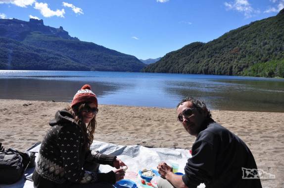 Com a Rowan comendo nosso café da manhã em praia do lago Falkner, no Parque Lanin, na região de San Martín de Los Andes, na Argentina